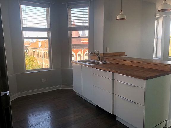 3rd image of 1800 S Carpenter St #401