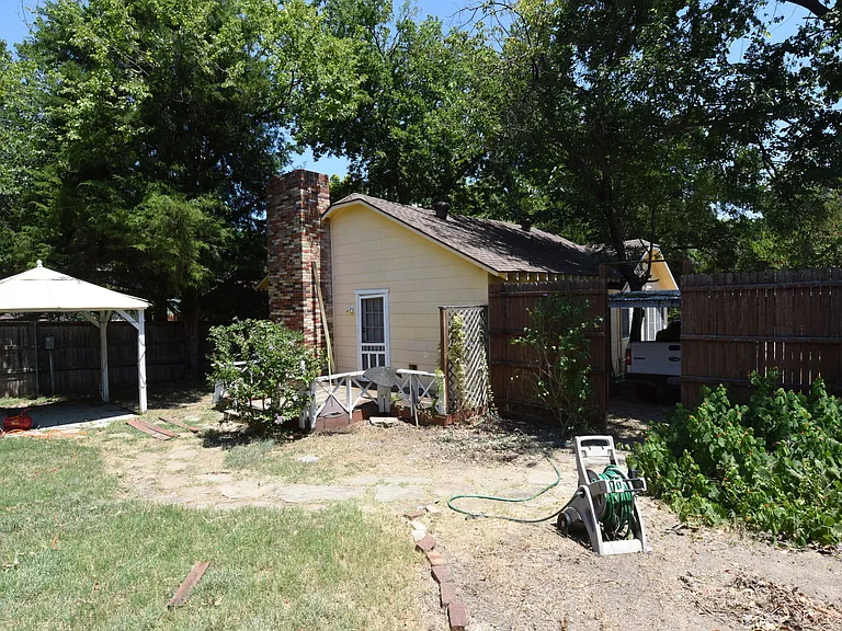 9015 San Leandro Dr — Photo 17