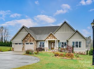 473 Samuel Dr, Mills River, NC 28759
