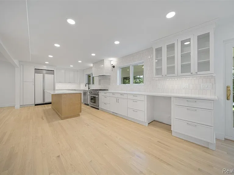 1935 Hillwood Dr — Photo 15