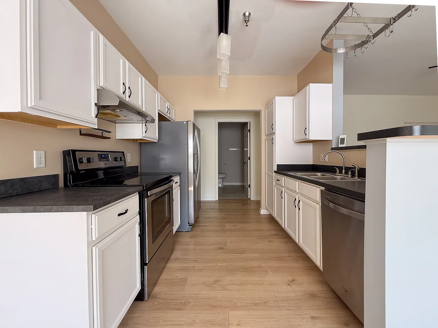 2 bed, 1100 sqft, $2,100 — Photo 3