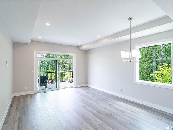 5th image of 671 Sanderson Rd