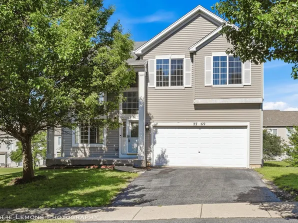 2269 Grand Pointe Trl, Aurora, IL 60503