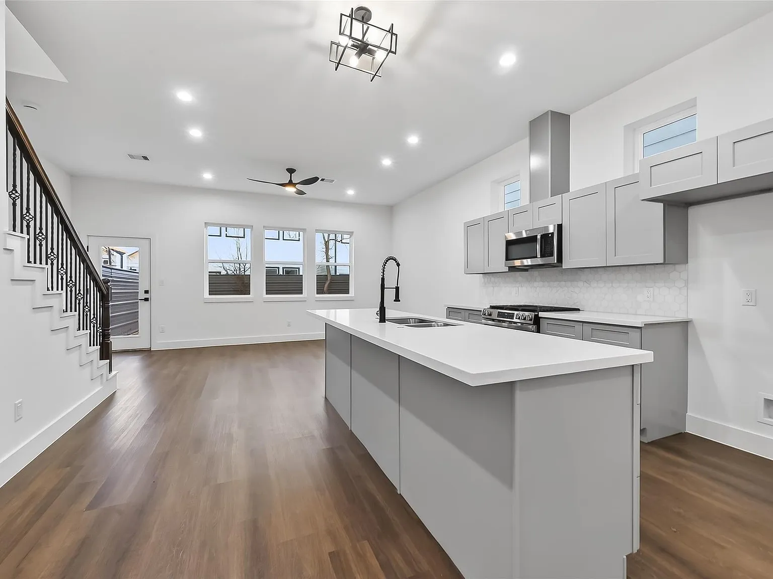 3 bed, 3.5 bath, 1921 sqft, $2,399 — Photo 3