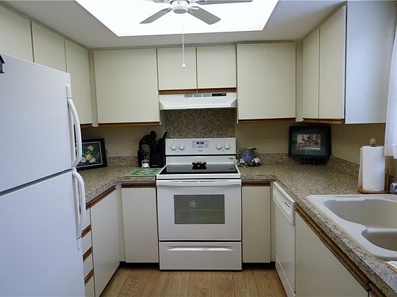 5th image of 571 SW South River Dr APT 101