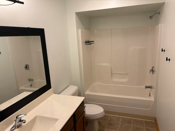 222 W Park Ave #224, Hartland, WI 53029