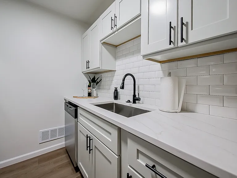 All New Luxury Living In Plymouth — Photo 41