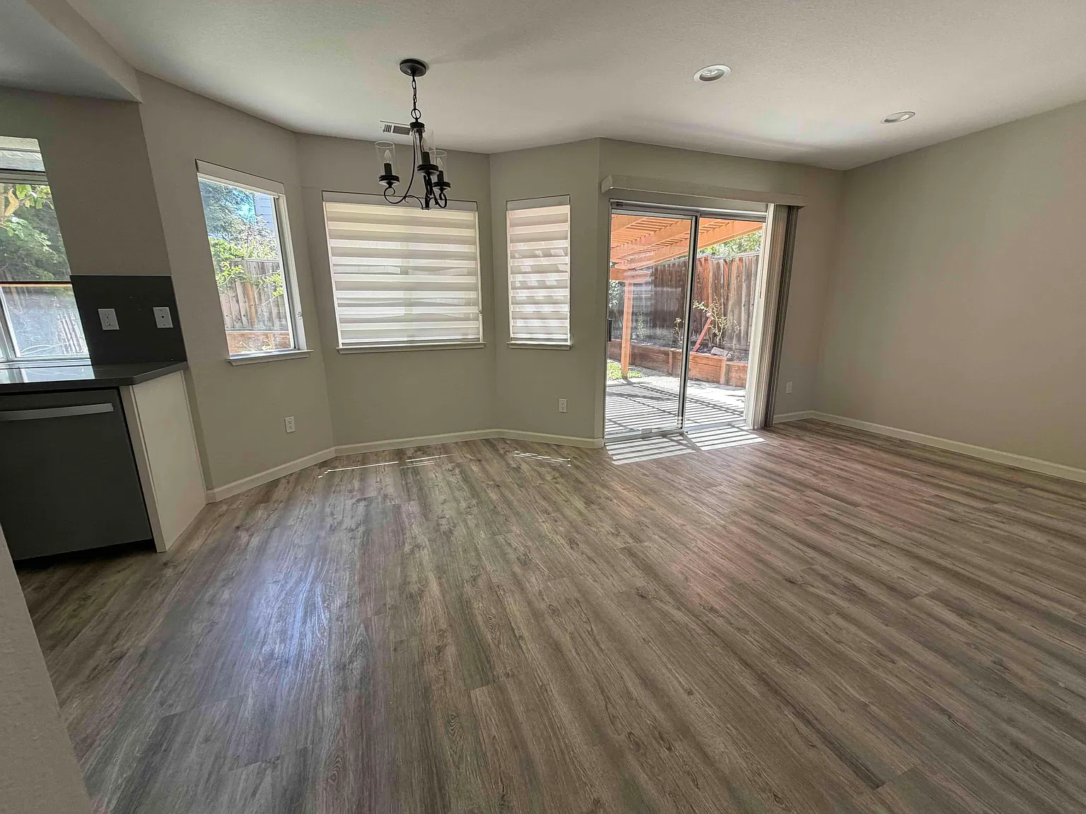 3 bed, 2.5 bath, 1651 sqft, $4,300 — Photo 4