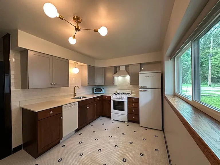 415 N Dunn St — Photo 1