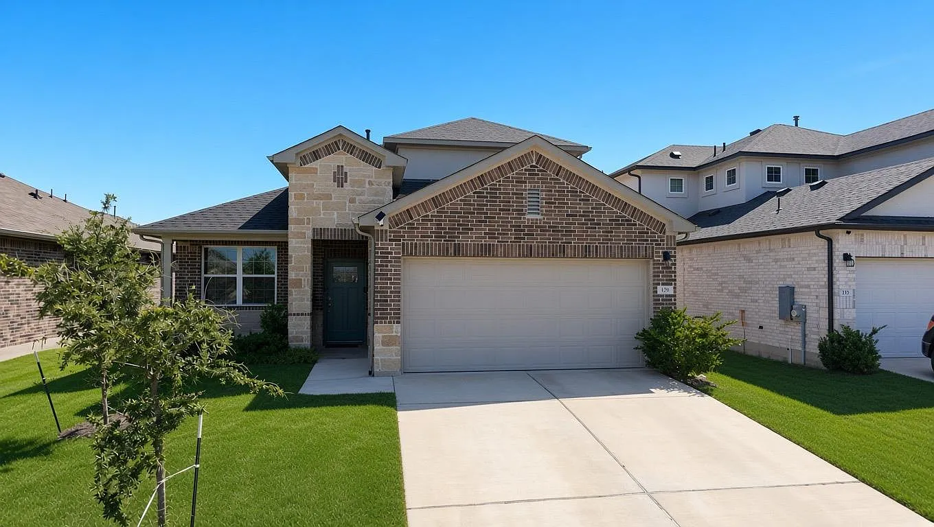 4 bed, 3.0 bath, 2565 sqft, $2,450 — Photo 1