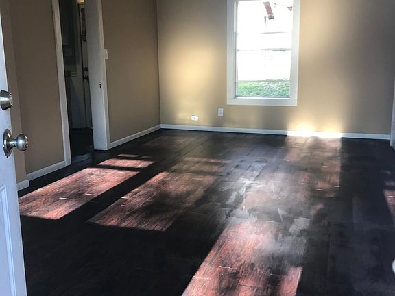 Living room 1 of 3