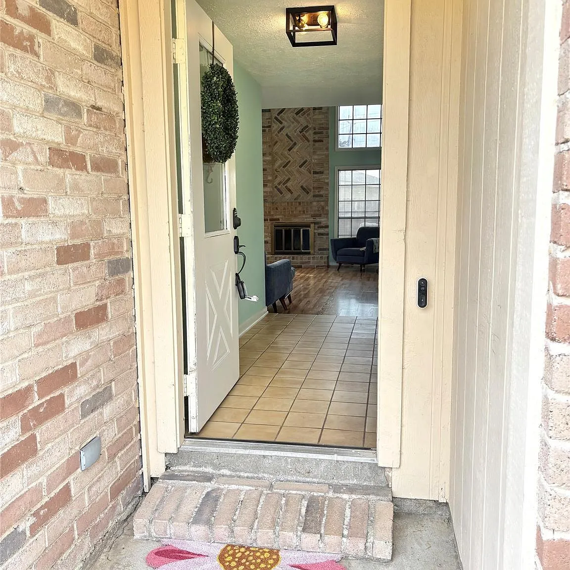 4 bed, 3.0 bath, 2305 sqft, $2,200 — Photo 2