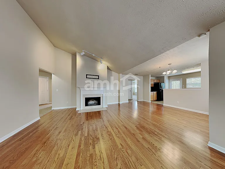 2104 Erin Ln — Photo 6