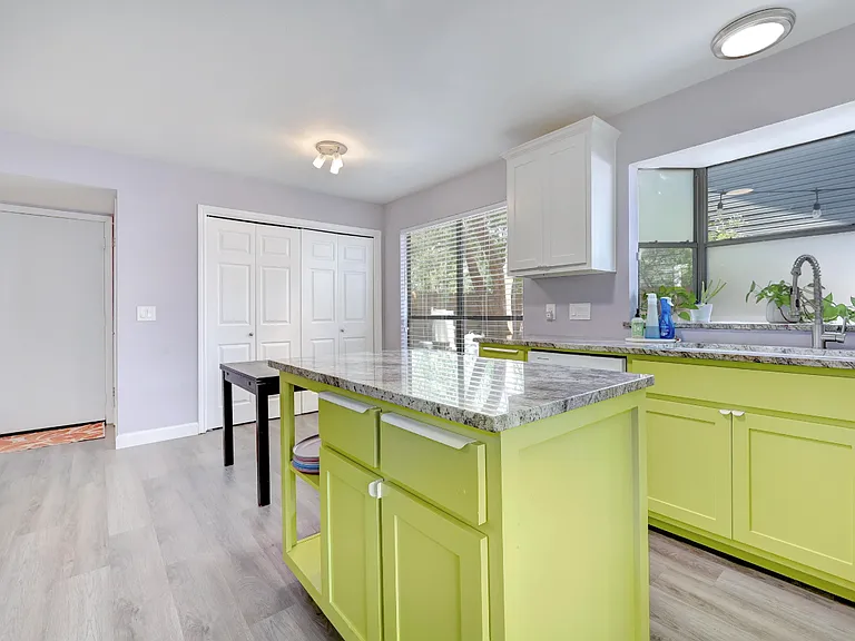 402 Oakcrest Dr — Photo 9