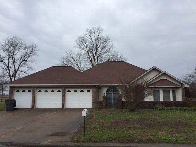 1st image of 104 Lakeside Ct
