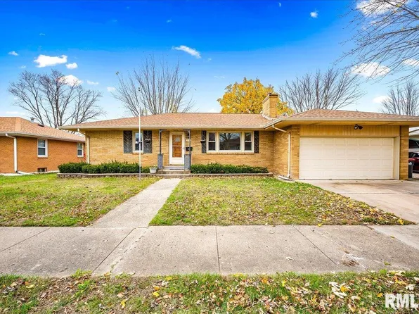 1505 Tennell Rd, Pekin, IL 61554