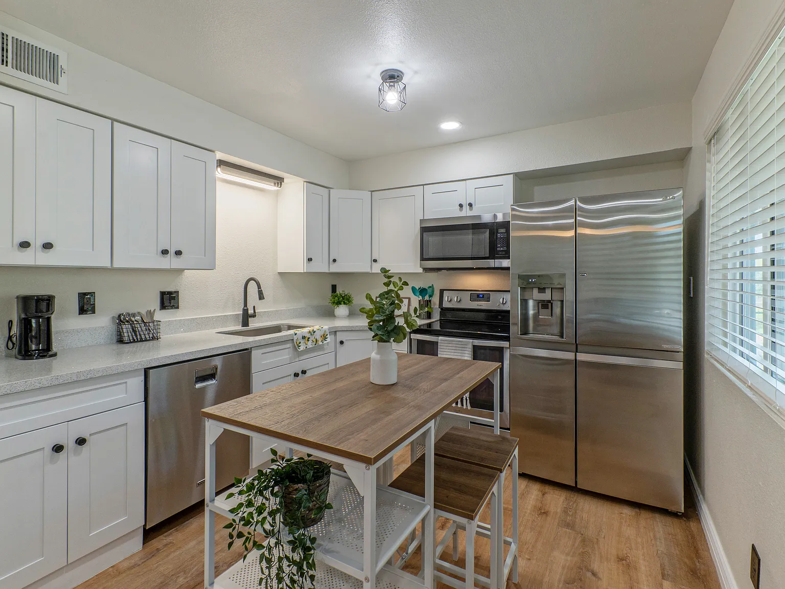2 bed, 750 sqft, $2,200 — Photo 4
