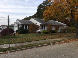 29 Sunflower Ln, Toms River, NJ 08755