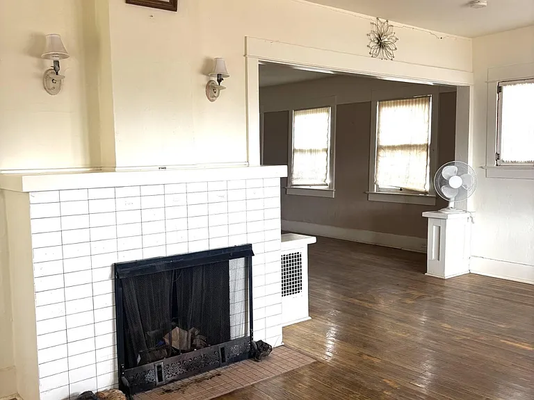 1504 E 12th St — Photo 12