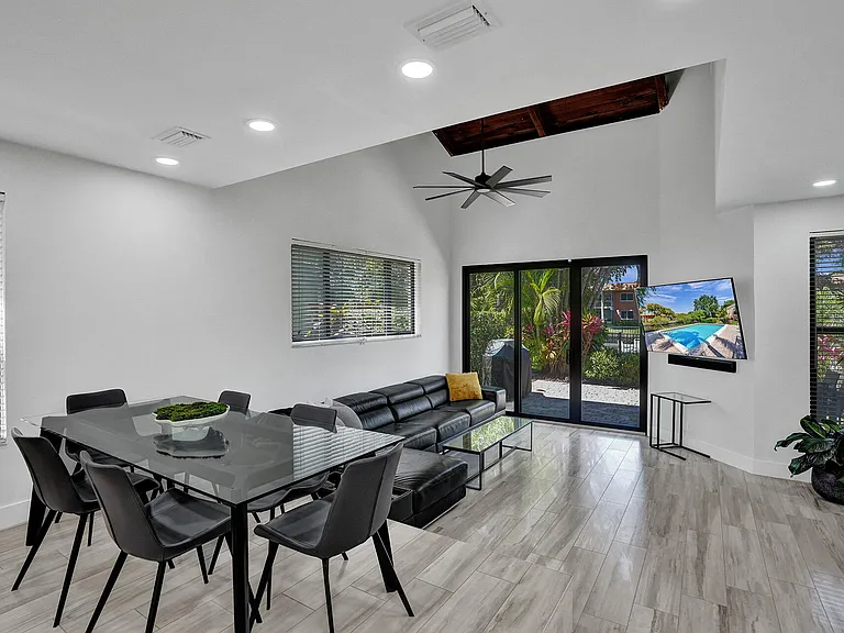 91 NE 17th Ct — Photo 10