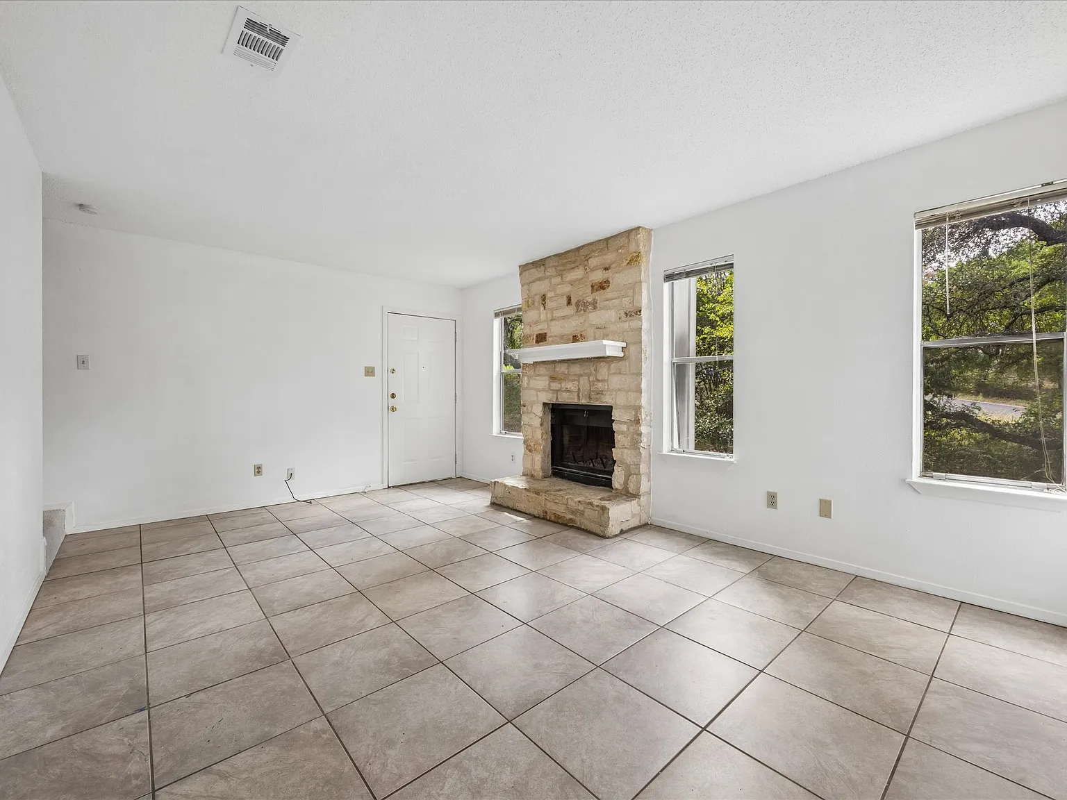 2 bed, 1.5 bath, 992 sqft, $1,500 — Photo 3