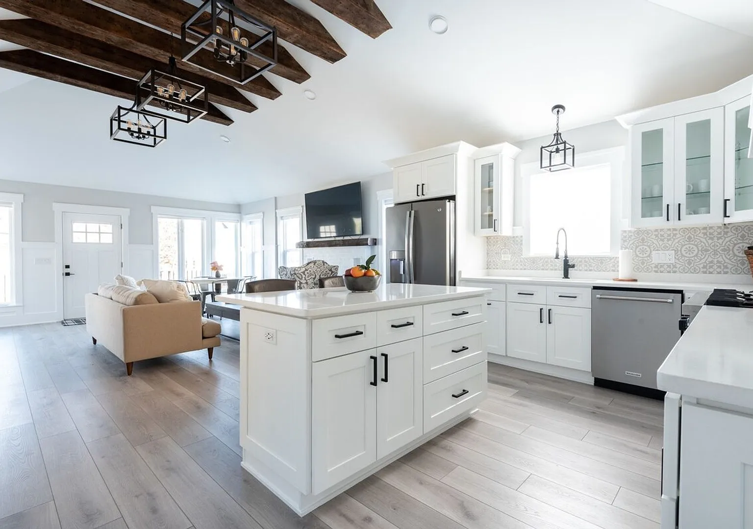 Williams Bay Pet-Friendly Furnished Home Available for Monthly & Mid-Term Rentals — Photo 3
