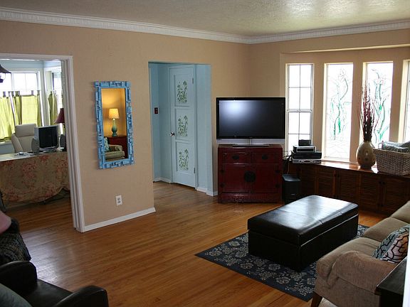 2nd image of 10843 Farragut Dr