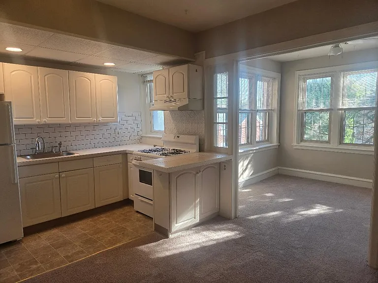 Drexel Court Apartments — Photo 17