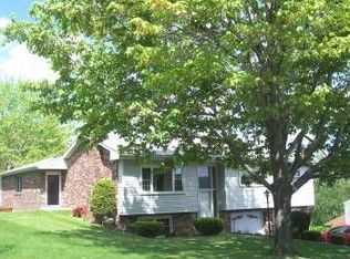 29 Frances Dr, Coraopolis, PA 15108