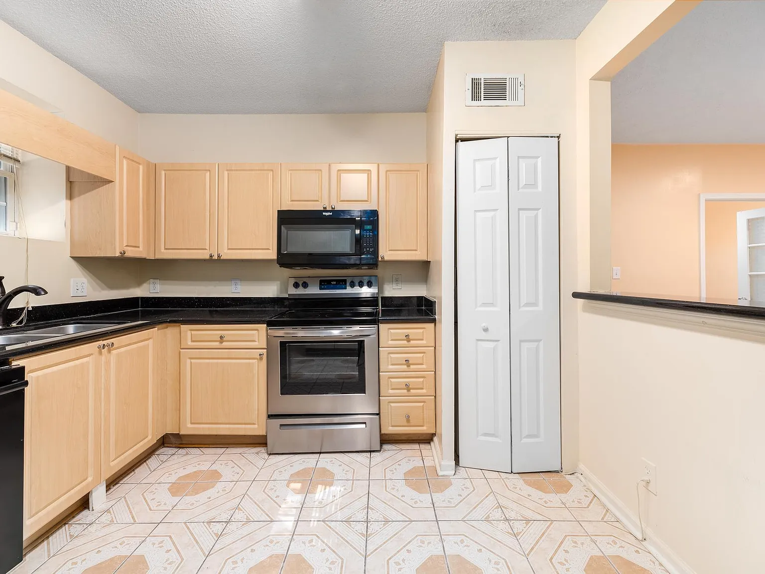 2 bed, 957 sqft, $1,600 — Photo 4