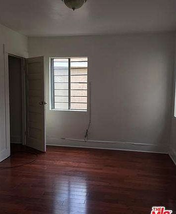 2nd image of 712 W 40th Pl #714