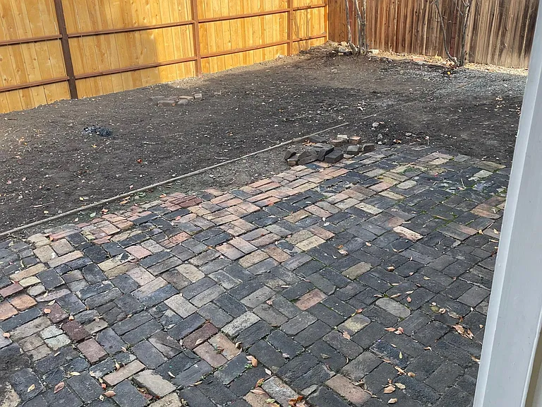 82 Robinson Ave — Photo 3