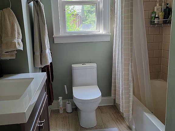 3rd image of 1081 Northwest Blvd APT 3