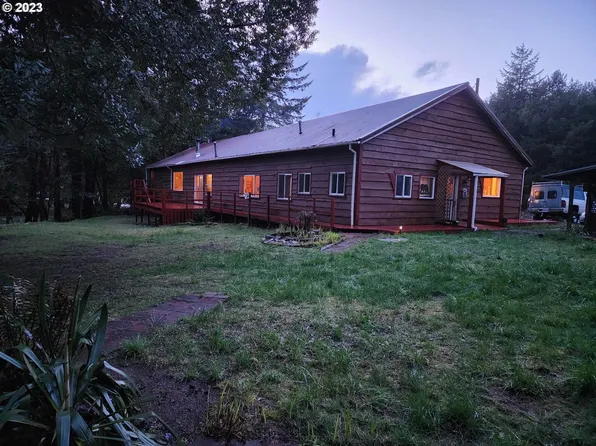 10302 Lone Pine Ln, Myrtle Point, OR 97458