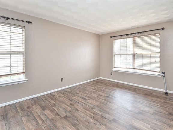 5th image of 322 Stonehenge Dr
