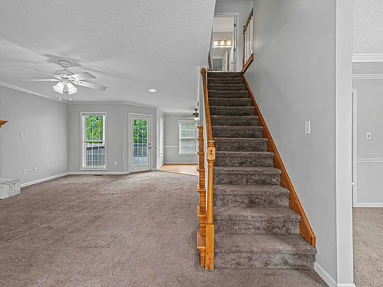 209 Lansing Ct — Photo 4