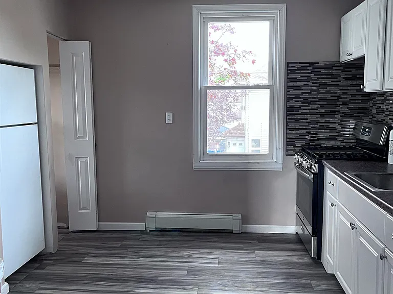 210 Franklin St #2 — Photo 8
