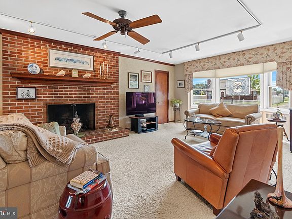 4th image of 7 Del Monte Pl