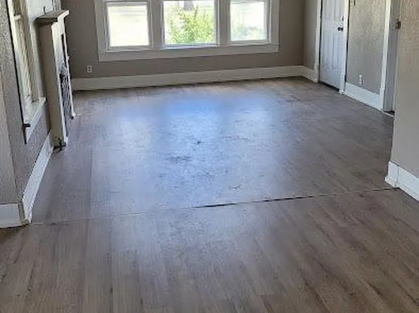 902 S Wall St, Floydada, TX 79235