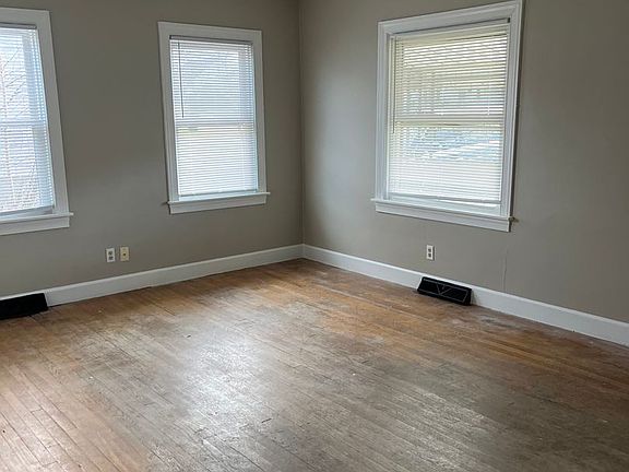 5th image of 421 Emerson Dr