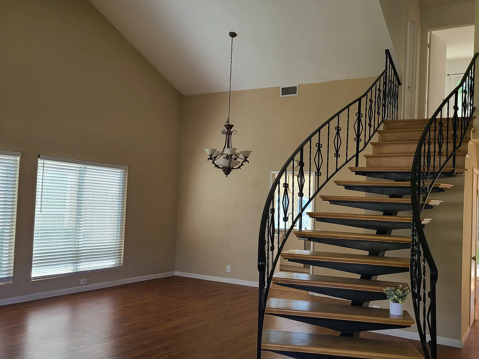 4 bed, 2402 sqft, $5,000 — Photo 3