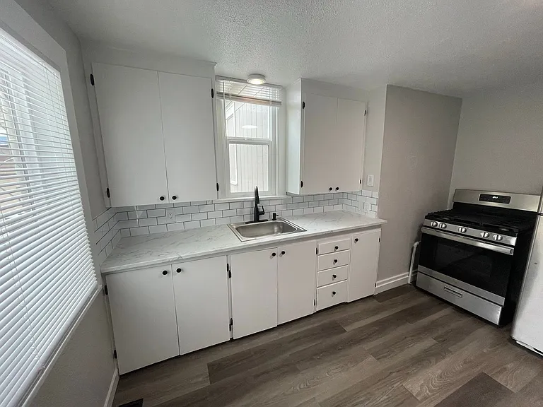 2232 Hoyt Ave- 5 Unit — Photo 4