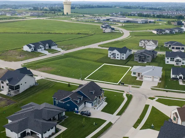 17208 Springbrook Trl, Waukee, IA 50263