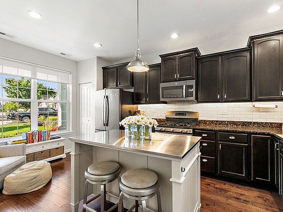 4th image of 545 Autumn Cir