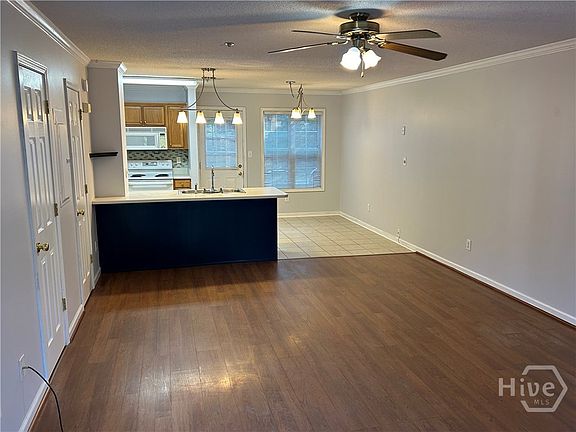 4th image of 637 Huntington Rd