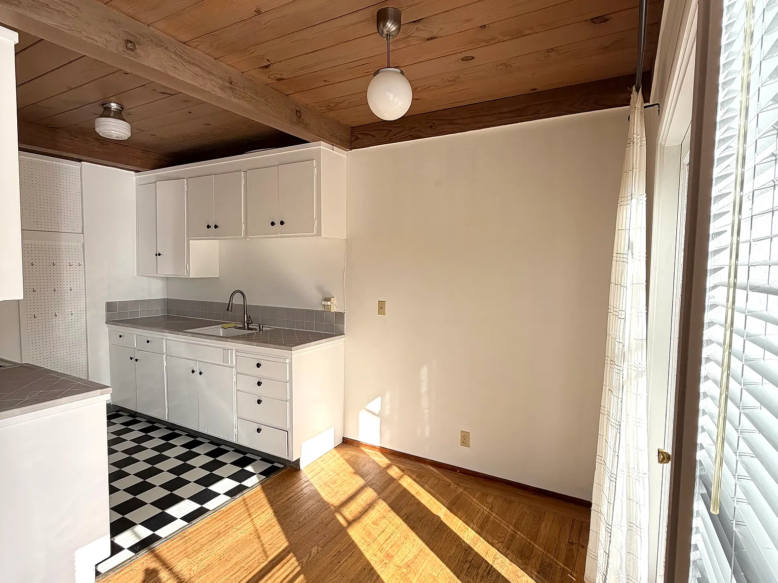 1 bed, 750 sqft, $2,399 — Photo 3