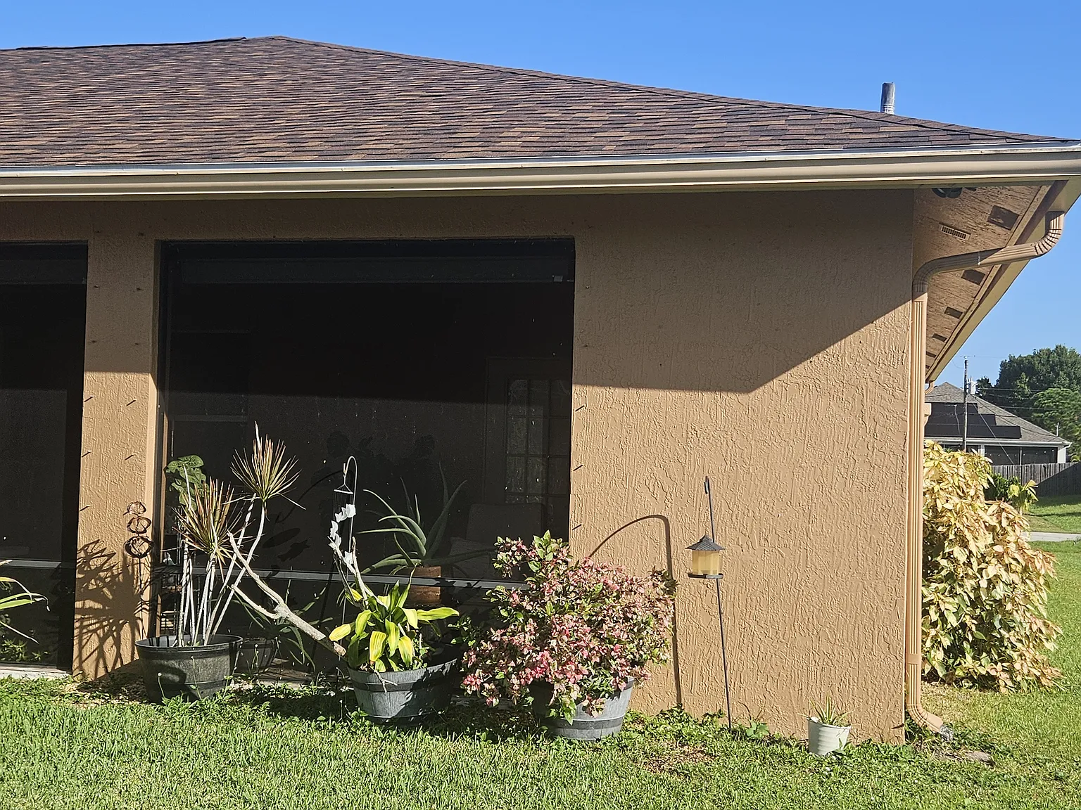 1052 SW Canary Ter — Photo 4