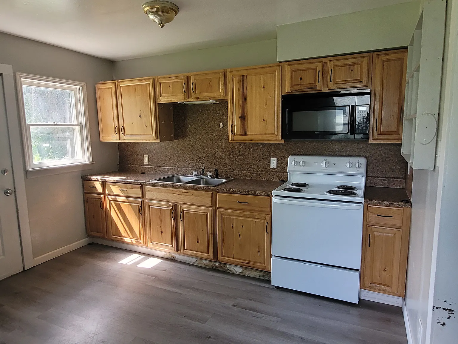 2 bed, 700 sqft, $850 — Photo 2