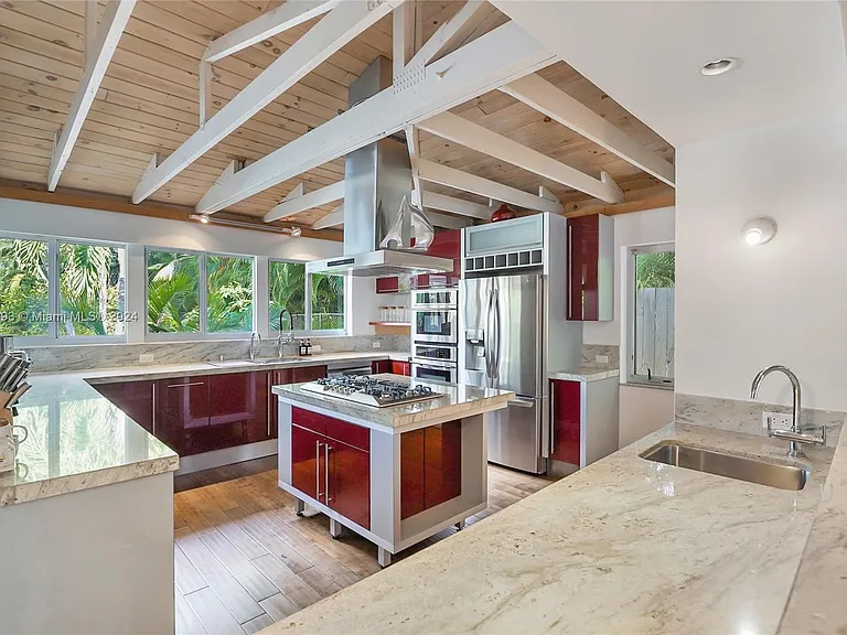5910 N Bayshore Dr — Photo 17