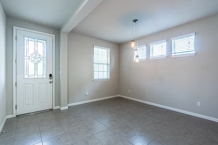 4 bed, 2.5 bath, 2330 sqft, $2,245 — Photo 4